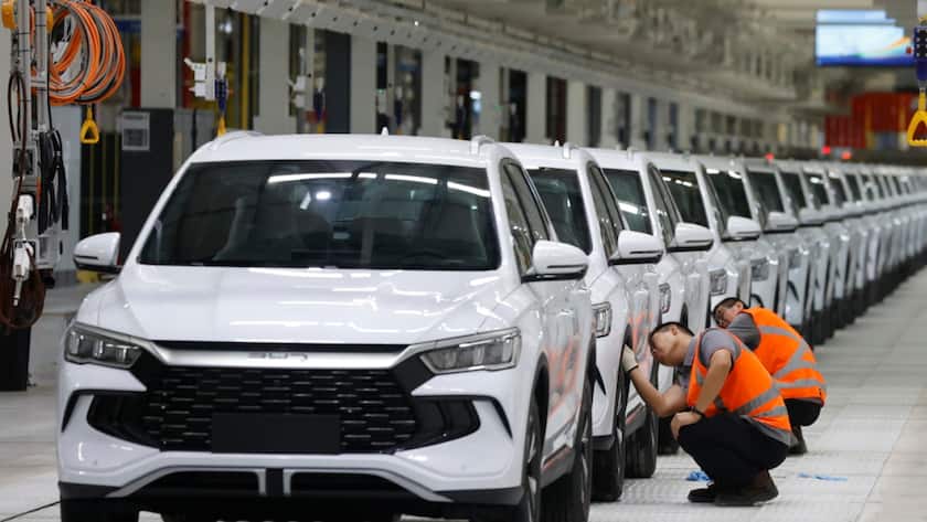 Der chinesische Autobauer BYD wird im Jahr 2025 voraussichtlich so viele E-Autos verkauft haben wie kein anderes Unternehmen weltweit - also mehr als der bisherige Platzhirsch Tesla. (Archivbild)