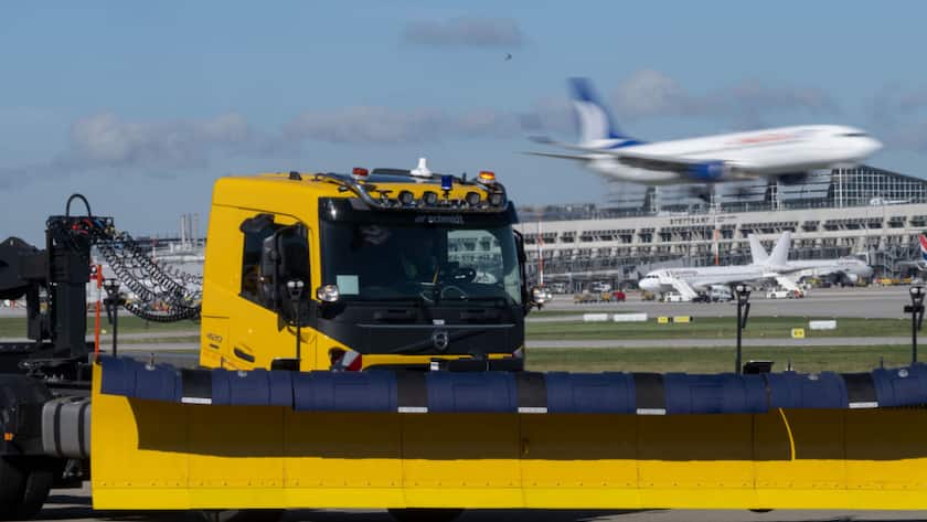 Schneepflüge von Aebi Schmidt setzt unter anderem auch der Stuttgarter Flughafen ein. (Archivbild)