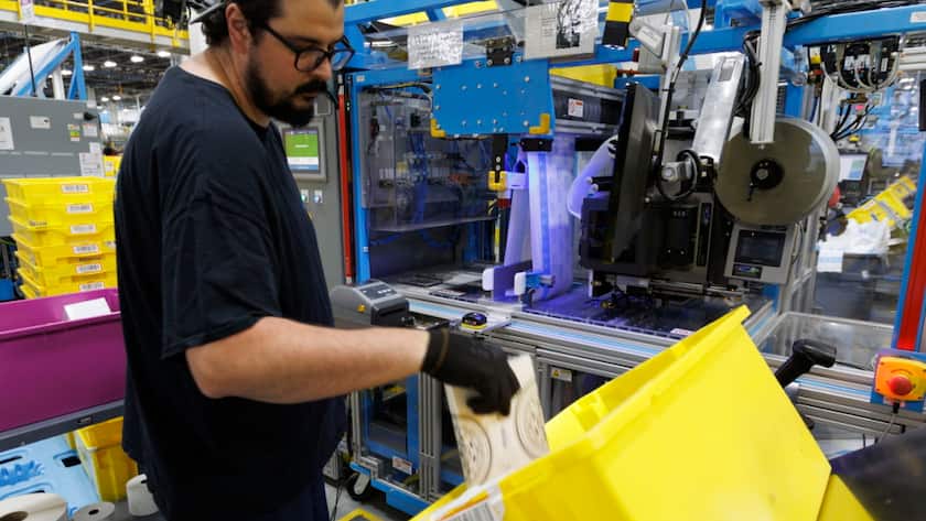 Ein Mitarbeiter in einem Verteilzentrum des US-Onlinehandelsriesen Amazon. (Archivbild)