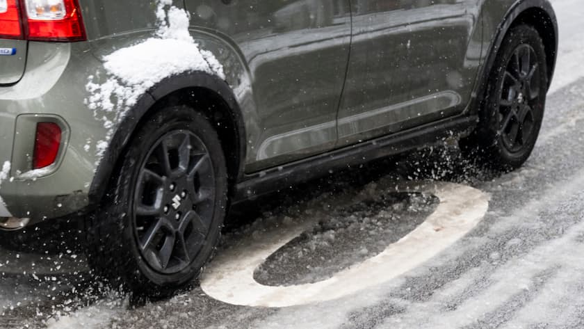Der Wintereinbruch übers Wochenende hat schweizweit zu zahlreichen Verkehrsunfällen geführt.