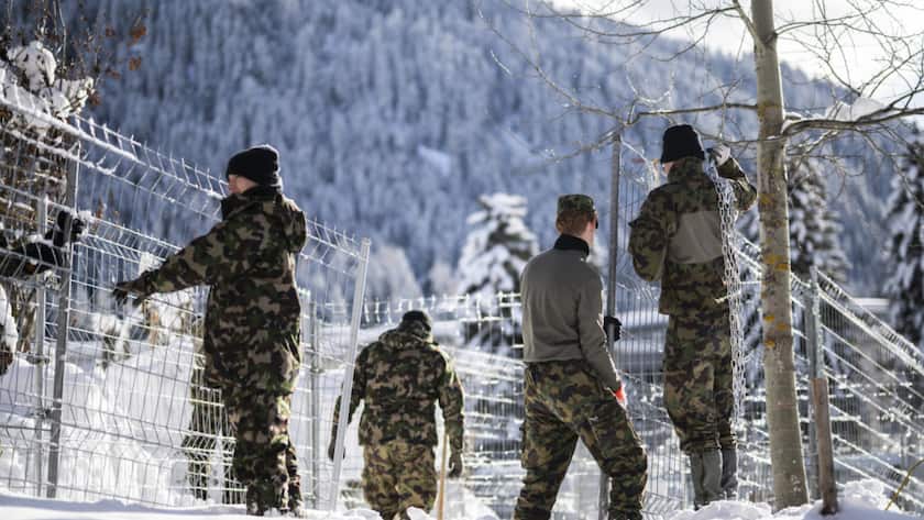 Zum Beispiel Absperrgitter aufstellen: Das Gros der Angehörigen, die am WEF in Davos Einsätze leisten, ist am Montag eingerückt. Im Bild Einsatzkräfte im Jahr 2024. (Archivibild)