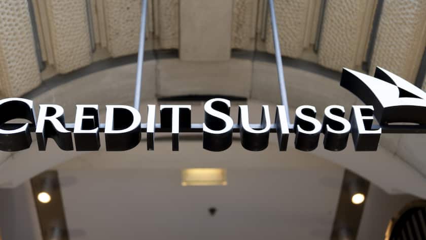 910'000 Euro soll die Credit Suisse gemäss einem Urteil vom Dienstag an eine ehemalige Mitarbeiterin zahlen. Der Ex-Händlerin sei die Beförderung und Gehaltserhöhung nach Bekanntgabe ihrer Schwangerschaft unterbrochen worden. Die von der UBS übernommene CS kann erneut Berufung einlegen. (Archivbild)