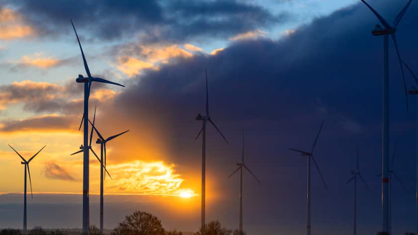 Wind und Sonne produzieren in der EU erstmals mehr Strom als alle fossilen Brennstoffe zusammen. Die Denkfabrik Ember sieht darin einen richtigen Weg, mahnt aber trotzdem. (Archivbild)