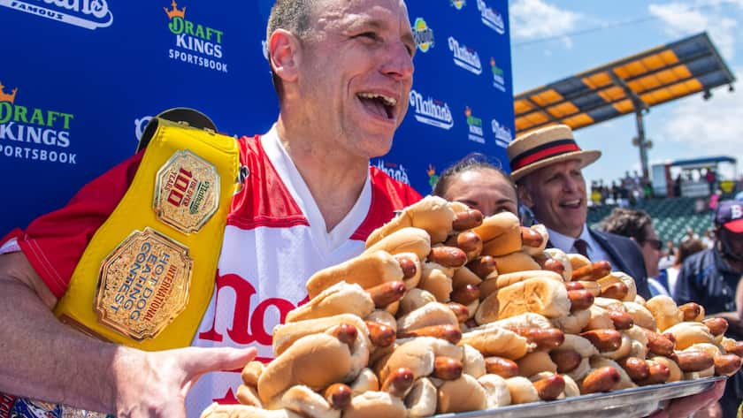 Der aktuelle Rekordhalter Joey Chestnut schluckte 2021 binnen zehn Minuten 76 Hotdogs. (Archivbild)