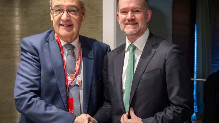 Bundespräsident Guy Parmelin (links) setzt mit US-Handelsbeauftragter Jamieson Greer (rechts) den Verhandlungsrahmen für ein Handelsabkommen.