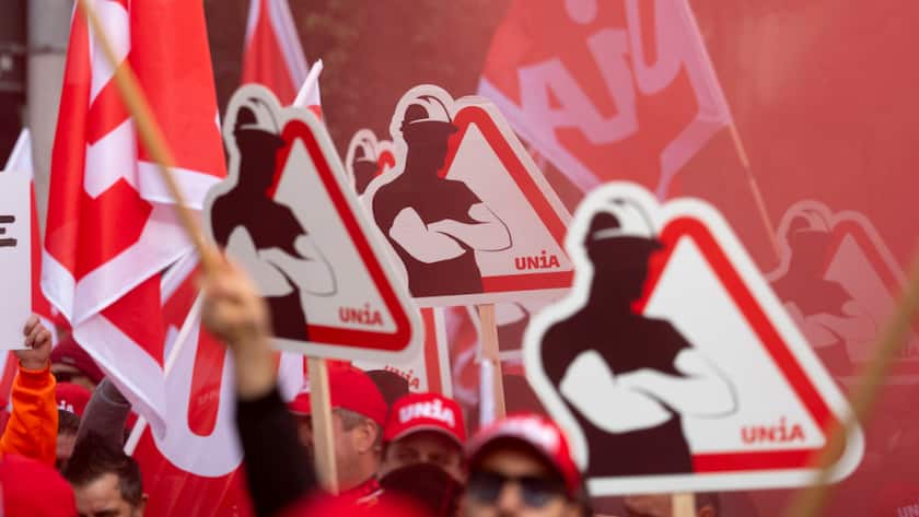 Im Herbst demonstrierten Bauarbeiter unter anderem in Zürich. Nun kann nach der Zustimmung der Gewerkschaften der neue Landesmantelvertrag im Schweizer Baugewerbe rückwirkend auf den 1. Januar in Kraft treten. (Archivbild)