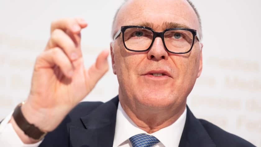 Mit einer befristeten Erhöhung der Mehrwertsteuer sollen laut Verteidigungsminister Martin Pfister die Mehrausgaben für die Sicherheit in der Schweiz gedeckt werden.