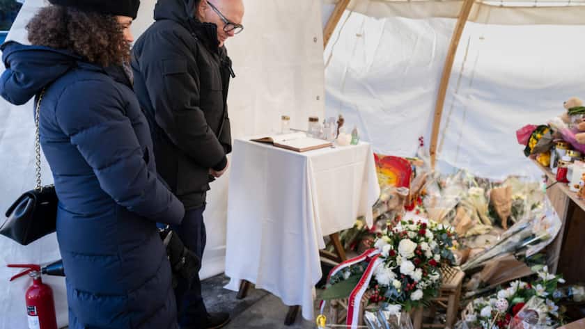 Bundesrat Martin Pfister gedenkt zusammen mit seiner Tochter der Opfer der Brandkatastrophe von Crans-Montana.