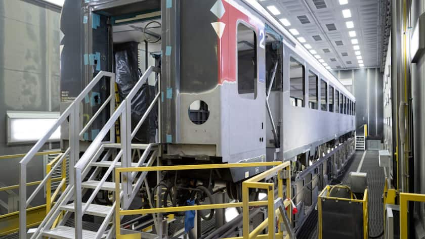 In der neuen Instandhaltungshalle im SBB-Werk Olten können die Eisenbahnwagen lackiert, geklebt, geschliffen und gestrichen werden. Die SBB sprechen von einer schweizweit einzigartigen Einrichtung.