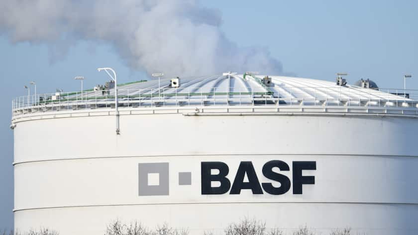 Der weltgrösste Chemiekonzern BASF muss sparen. Überkapazitäten auf dem Weltmarkt, hohe Energiepreise und der allgemeine Kostendruck machen der Gruppe zu schaffen.(Archivbild)