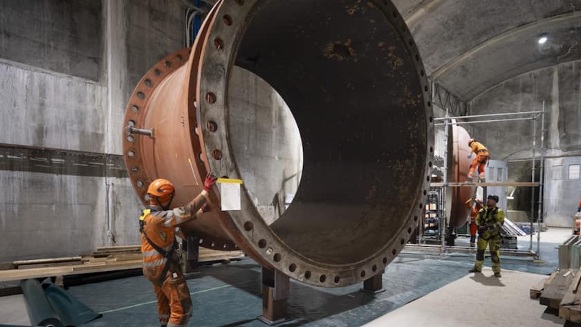 Arbeiter kontrollieren eine gepanzerte Wasserleitung zwischen dem Oberaarsee und dem Kraftwerk Grimsel. (Archivbild)