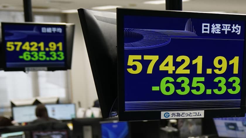 Elektronische Anzeigetafeln zeigen den japanischen Nikkei-Index, der am Mittwoch erneut eingebrochen ist. (Archivbild)