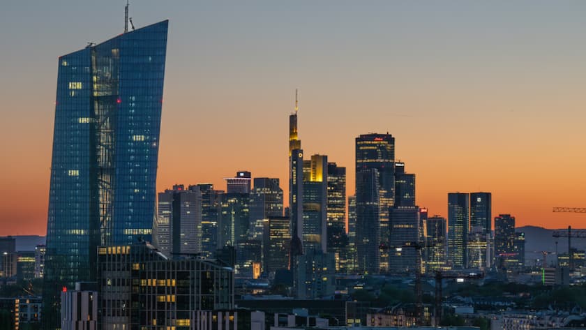 Die Lichter der Bankentürme von Frankfurt leuchten in der hereinbrechenden Dunkelheit. (Archivbild)