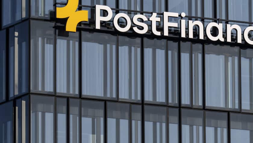 Im laufenden Jahr erhalten die Angestellten der Postfinance mehr Lohn. Und darüber hinaus schüttet die Post-Tochter eine einmalige Prämien aus.(Archivbild)