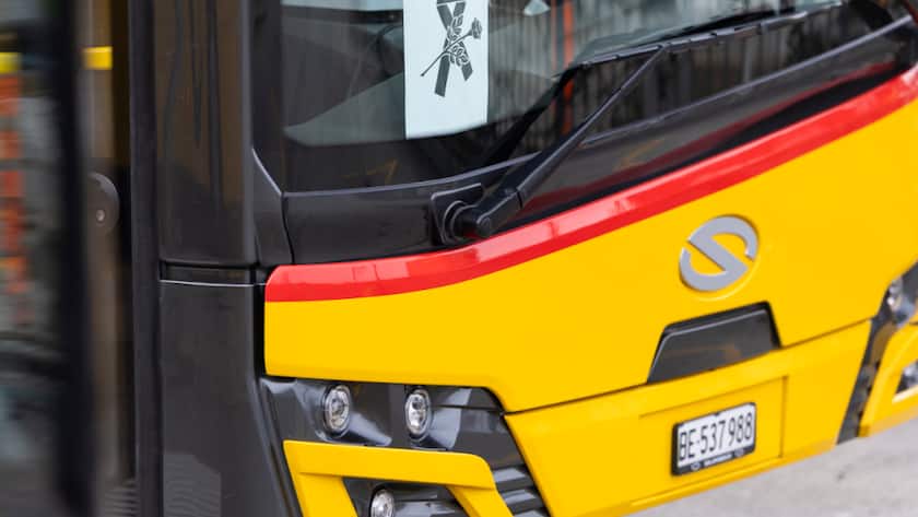 Zahlreiche Postauto-Fahrerinnen und -Fahrer trauern um die Opfer des verheerenden Busbrands von Kerzers FR vom vergangenen Dienstag. Im Rahmen einer freiwilligen Schweigeminute hielten sie Fahrzeuge an und taten ihre Solidarität mit dem Dreiklanghorn oder der Hupe kund.