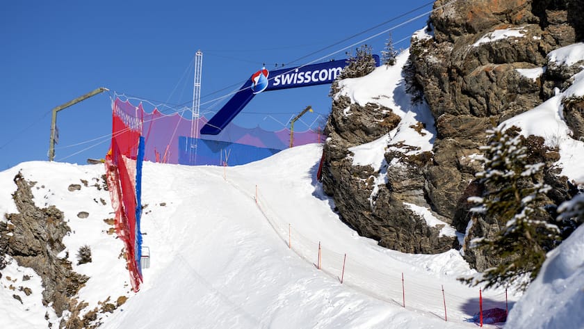Am Hundschopf, der wohl spektakulaersten Stelle des Lauberhornrennens, prangt dieses Jahr erstmals ein LED-Werbebogen. Die Organisatoren haben sich zuerst dagegen gewehrt, aufgenommen am Freitag, 8. Januar 2021 in Wengen. (KEYSTONE /Marcel Bieri)
