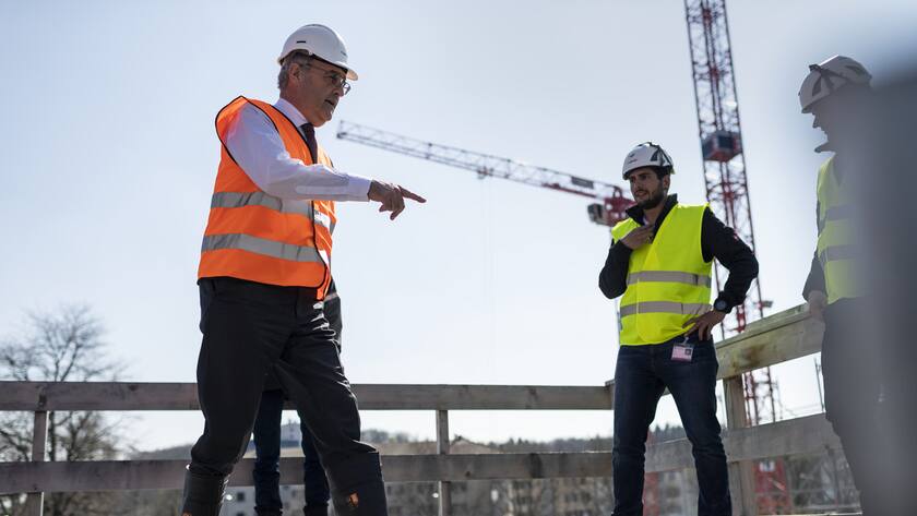 Federal Councillor Guy Parmelin, left, visits the construction site of the Baeren high-rise building in Ostermundigen, Switzerland, on Friday, 3 April 2020. (KEYSTONE/Alessandro della Valle)..Bundesrat Guy Parmelin, links, besucht die Baustelle des Baerenhochhauses mit Projektleiter Daniel Blaser, am Freitag, 3. April 2020 in Ostermundigen. (KEYSTONE/Alessandro della Valle)
