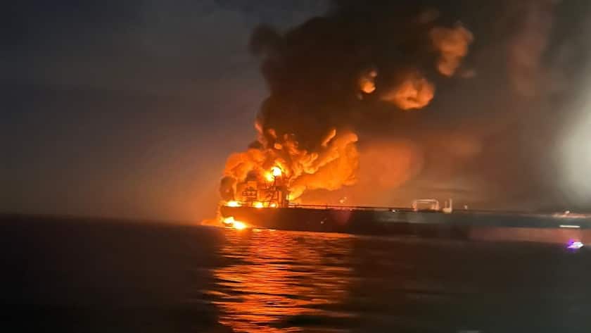 Brennender Tanker der russischen Schattenflotte vergangenen Woche in der türkischen Bosporus-Meerenge nach einem ukrainischen Seedrohnen-Angriff.