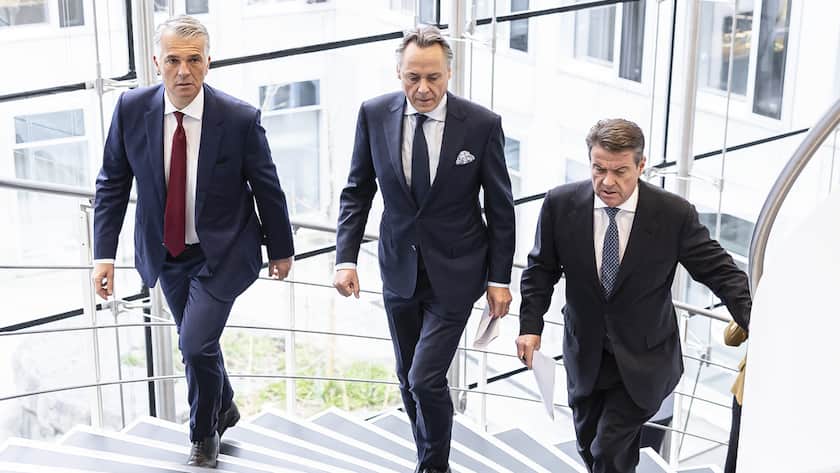 Newly appointed Group Chief Executive Officer of Swiss Bank UBS Sergio P. Ermotti, left, outgoing CEO Ralph Hamers, center, and UBS Chairman Colm Kelleher, right, arrive for a news conference in Zurich, Switzerland on Wednesday, March 29, 2023. (KEYSTONE/Michael Buholzer)
