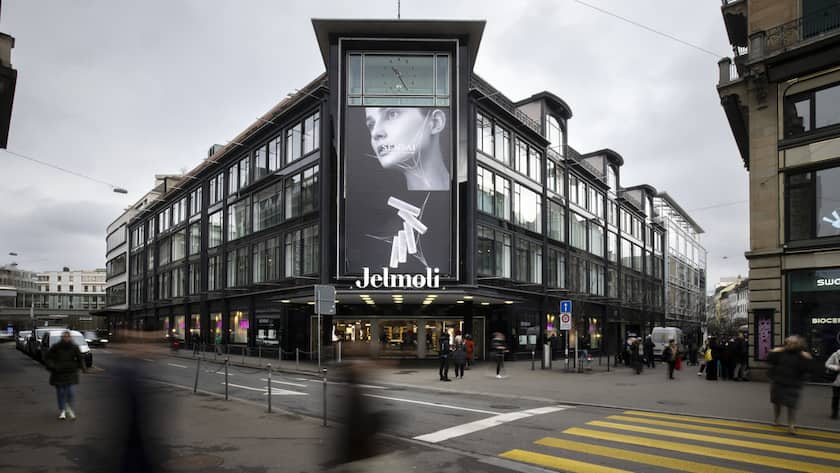 Passanten gehen vor dem Warenhaus Jelmoli an der Bahnhofstrasse in Zuerich, am Montag, 6. Februar 2023 in Zuerich. Die Besitzerin von Jelmoli, die Immobiliengesellschaft Swiss Prime Site (SPS) teilte am Montag mit, dass sie das Jelmoli-Haus an der Zuercher Bahnhofstrasse auf Ende des Jahres 2024 schliessen wird und das Gebâ°ude umgebaut und in neuer Form betrieben wird. 850 Stellen sind von der Schliessung des Traditionshaus betroffen.. (KEYSTONE/Michael Buholzer).