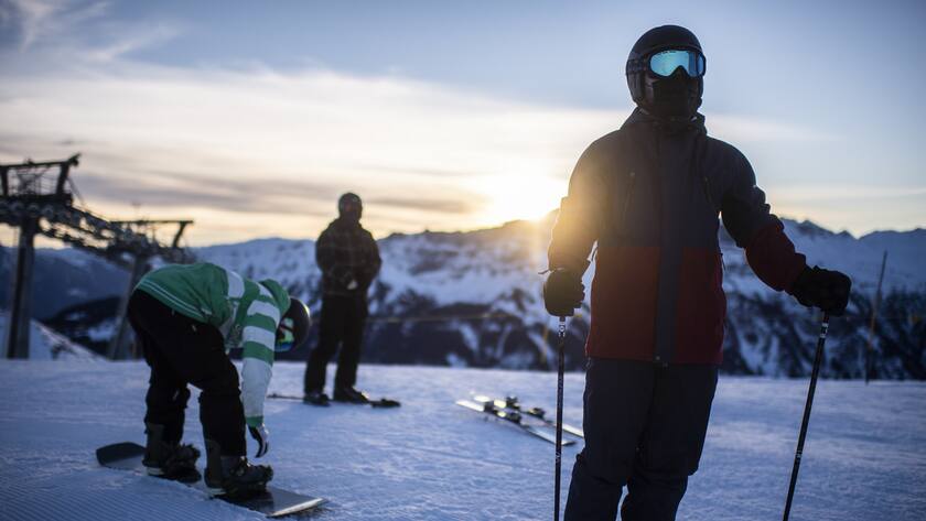 Wintersportler mit Schutzmasken geniessen den Tag, aufgenommen am Donnerstag, 17. Dezember 2020, im Skigebiet Flumserberg, in Flums. Die St. Galler Regierung hat angekuendigt, den Skigebieten im Kanton ab dem 22. Dezember keine Bewilligung mehr zu erteilen, sollte der Reproduktionswert des Coronavirus weiterhin zu hoch sein. (KEYSTONE/Gian Ehrenzeller)