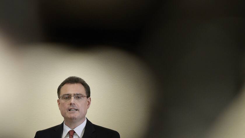 Thomas Jordan, Praesident des Direktoriums der Schweizerischen Nationalbank (SNB), spricht an einer Medienkonferenz in Zuerich am Donnerstag, 15. Januar 2015. Der Euro-Mindestkurs von 1,20 Franken ist Geschichte. Die SNB hat die im September 2011 eingefuehrte Untergrenze am Donnerstag per sofort aufgehoben. Zudem wird der Zins der Bankguthaben auf den Girokonten um weitere 0,5 Prozentpunkte auf -0,75 Prozent reduziert, wie die SNB am Donnerstag mitteilte. (KEYSTONE/Walter Bieri)