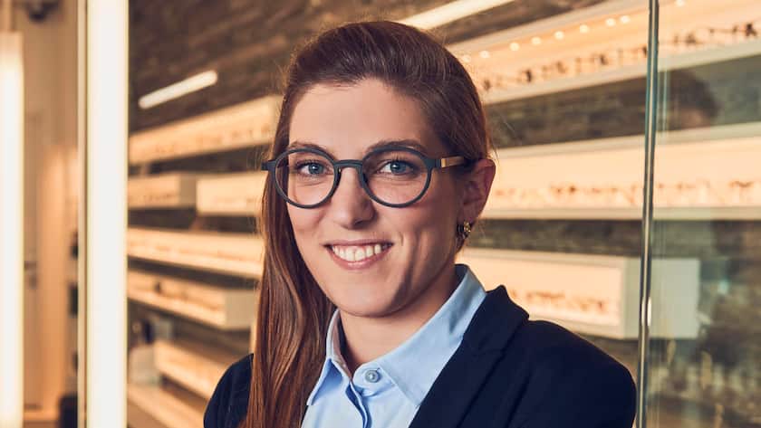 Porträt von Franziska Ryser in einer Brillen-Filiale.