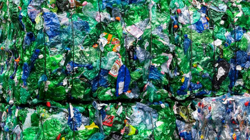 Bedrohlich wirkende Wand: Plastikabfälle kann man immer besser vermeiden und rezyklieren – und das auch bei Verbundstoffen und mit einem Ressourcenverbrauch, bei dem die Rechnung aufgeht.