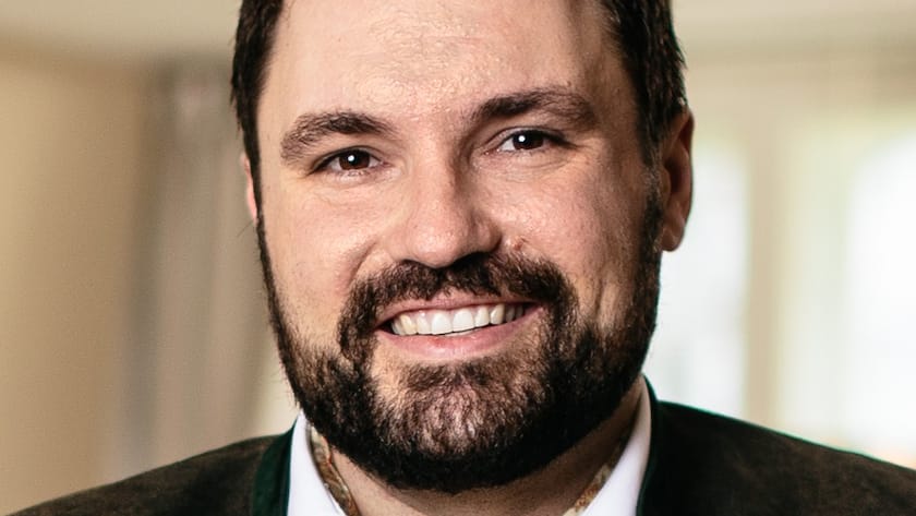 Portraitfoto des Rennfahrers, Unternehmers und Investors Florian Fritsch