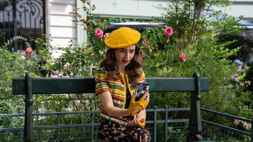 Emily in Paris und am Handy