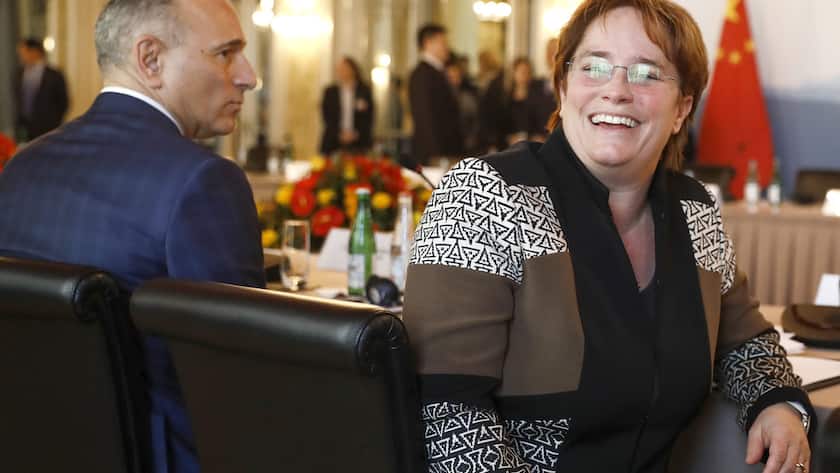 Magdalena Martullo-Blocher, CEO EMS-Gruppe, right, sits next to Joe Jimenez, CEO Novartis, during a business roundtable of Swiss business leaders with China's President Xi Jinping (not pictured), on the occasion of Xi's two days state visit to Switzerland, in Bern, Switzerland, on Monday, January 16, 2017. (KEYSTONE/POOL/Peter Klaunzer)