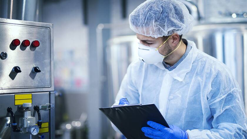 Ein Mann prüft eine Produktionsstätte