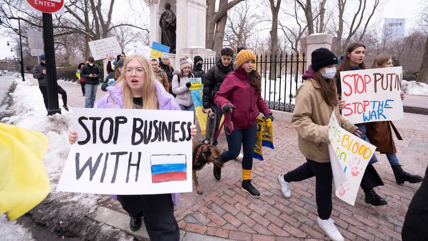 March 1, 2022, Boston, Massachusetts USA: Demonstrators march to rally in support of Ukraine in Boston. Russia invaded Ukraine on February 24, 2022. PUBLICATIONxNOTxINxJPN , aflo_182129486.jpg,