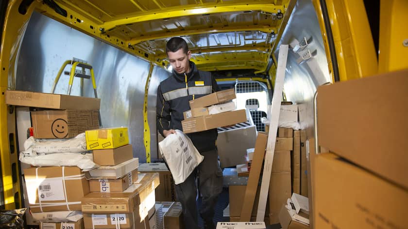 Post-Mitarbeiter Vincent Morattel bereitet seine Lieferrunde vor: Es gibt viel zu tun.