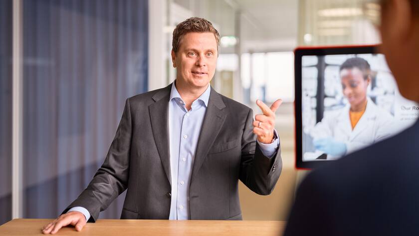 HANDOUT - Dr. Thomas Schinecker, CEO Roche Group, portraitiert am Freitag, 17. Maerz 2023 in Basel. (Roche)