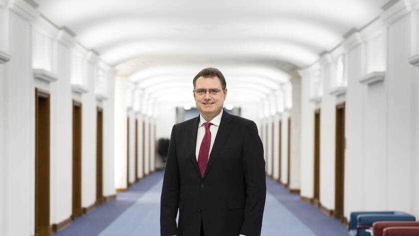 Thomas Jordan, Chairman of the Governing Board of the Swiss National Bank, poses for a photograph at the headquarters of the Swiss National Bank in Zurich, Switzerland, on April 4, 2018. (KEYSTONE/Gaetan Bally)Thomas Jordan, Praesident des Direktoriums der Schweizerischen Nationalbank, posiert fuer eine Portraitaufnahme am 4. April 2018 am Hauptsitz der Schweizer Nationalbank in Zuerich. (KEYSTONE/Gaetan Bally)