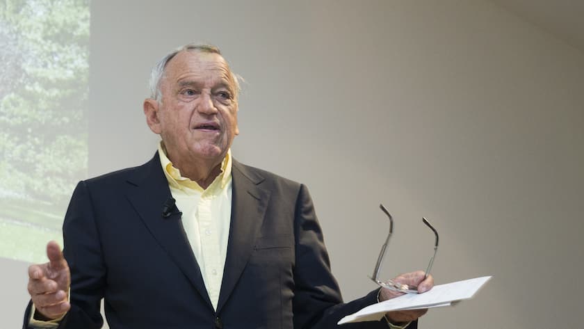 Hansjoerg Wyss, Praesident der Beyeler Stiftung, fotografiert am Donnerstag, 4. Mai 2017 anlaesslich der Projektpraesentation des geplanten Neubaus von Atelier Peter Zumthor in der Fondation Beyeler in Riehen bei Basel. (KEYSTONE/Patrick Straub)