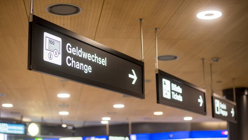 Ein Schild mit der Aufschrift Geldwechsel und Change im Flughafen Zürich.
