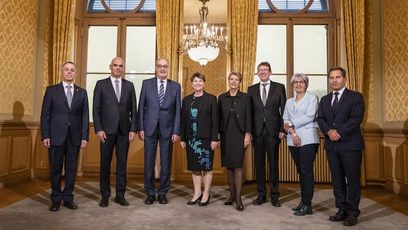 Der neuzusammengesetzte Bundesrat, von links, Bundespraesident Ignazio Cassis, Alain Berset, Guy Parmelin, Viola Amherd, Karin Keller-Sutter, die neugewaehlten Albert Roesti und Elisabeth Baume-Schneider, sowie Bundeskanzler Walter Thurnherr, posieren nach der Ersatzwahl in den Bundesrat durch die Vereinigte Bundesversammlung, am Mittwoch, 7. Dezember 2022 im Salon du President im Bundeshaus West in Bern. (KEYSTONE/POOL/Alessandro della Valle)