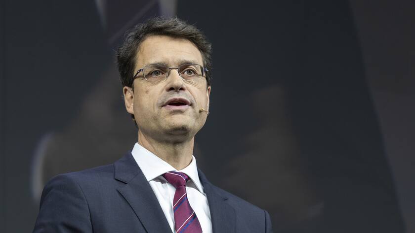 Basil Heeb, neuer CEO der Basler Kantonalbank, referiert am Donnerstag, 25. April 2019 an der PS-Versammlung der Basler Kantonalbank in der Messe Basel. (KEYSTONE/Patrick Straub)