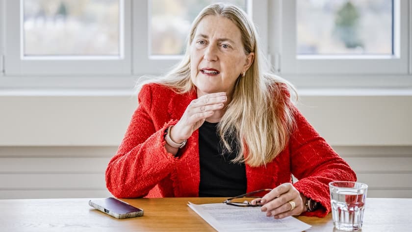 Portrait von Staatssekretaerin Helene Budliger Artieda, Direktorin des Staatssekretariats fuer Wirtschaft SECO, portraitiert am 17. November 2022 im SECO in Bern. (KEYSTONE/Susanne Goldschmid)