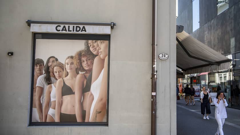 Das Logo und ein Plakat des Waescheproduzenten Calida bei der Calida Filiale in Luzern, am Donnerstag, 6. August 2020. (KEYSTONE/Urs Flueeler).