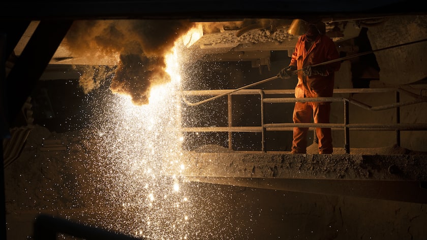 Ein Mitarbeiter arbeitet am Schmelzofen in der Produktionsstaette der Stahl Gerlafingen AG in Gerlafingen im Kanton Solothurn, Schweiz, fotografiert am Montag, 18. September 2023. Die Schweizer Stahlproduktionsfirma gehoert der italienischen Beltrame Group und ist der groesste Recycling-Stahlproduzent der Schweiz und ist ein fuehrender Anbieter von Bewehrungsprodukten (Armierungen) in der Schweiz. Stahl Gerlafingen ist der groesste Recycling-Stahlproduzent der Schweiz. (KEYSTONE/Christian Beutler)