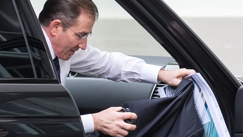 Ivan Glasenberg, CEO Glencore, ist auf dem Weg zur Glencore-Jahresversammlung am Mittwoch, 2. Mai 2018, in Zug. (KEYSTONE/Alexandra Wey)