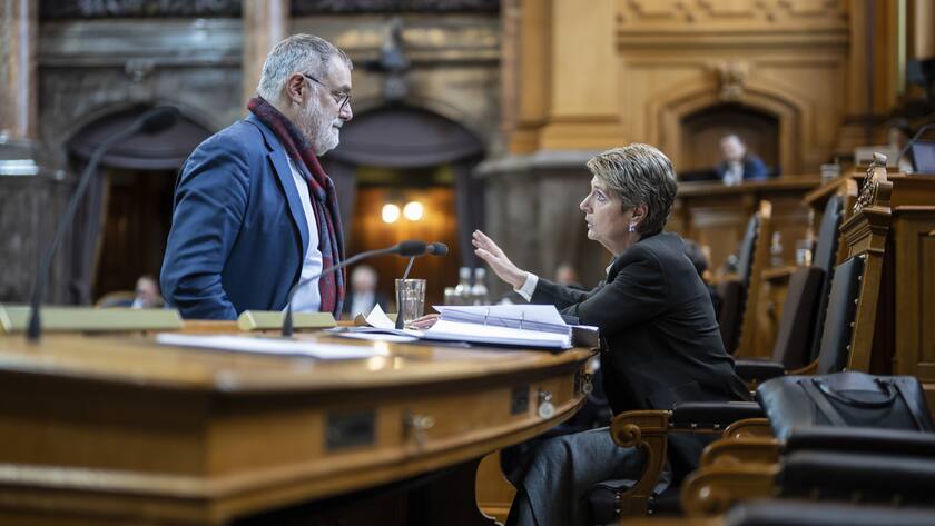 Bundesraetin Karin Keller-Sutter, rechts, diskutiert mit Carlo Sommaruga, SP-GE, an der ausserordentlichen Session der Eidgenoessischen Raete, am Dienstag, 11. April 2023 im Staenderat in Bern. Die ausserordentliche Session wurde einberufen, um ueber die Finanzbeschluesse des Bundesrats zur Rettung der Grossbank Credit Suisse CS und deren Uebernahme durch die UBS zu debattieren. (KEYSTONE/Alessandro della Valle)
