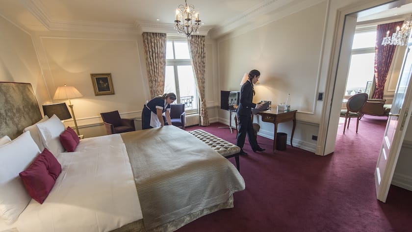 Zwei Zimmerdamen arbeiten waehrend einem Tag der offenen Zimmertueren und dem Motto "Please Disturb" im Namen von HotellerieSuisse, in einer Suite des Fuenfsterne-Hotels Bellevue am Sonntag, 15. Maerz 2015, in Bern. (KEYSTONE/Lukas Lehmann)
