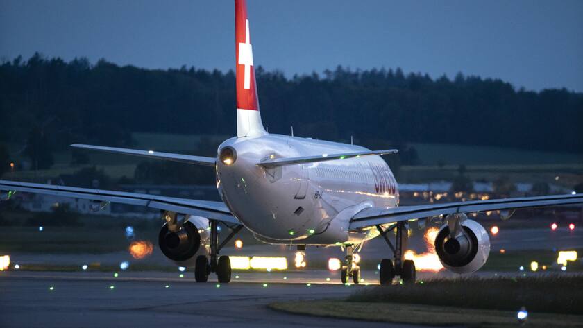 ARCHIVBILD ZUR ANNULIERUNG ALLER FLUEGE DER SWISS NACH CHINA, AM MITTWOCH, 29. JANUAR 2020 - An Airbus A320-214 aircraft from Swiss International Air Lines (SWISS) at Zurich Airport in Kloten, Switzerland, photographed on 5 June 2019. (KEYSTONE/Gaetan Bally)..Ein Flugzeug des Typs Airbus A320-214 von Swiss International Air Lines (SWISS) am Flughafen Zuerich in Kloten, aufgenommen am 5. Juni 2019. (KEYSTONE/Gaetan Bally)