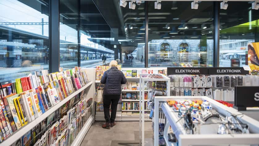 Blick in eine k kiosk Verkaufsstelle, ein Convenience Services Format der Valora Gruppe, fotografiert am 7. Januar 2020 am Bahnhof Oerlikon. (KEYSTONE/Christian Beutler)