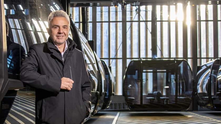 «Das Schöne hier bei uns ist: Jeder und jede kann Aktien kaufen» Urs Kessler in der Garagierungshalle vom Eiger Express.. Aufgenommen am 11.11.2202. ©David Birri (Pressebilder)