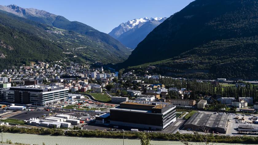 Une vue general du site de la Lonza en Valais le jeudi 6 aout 2020 a Viege. Le projet Ibex est materialise par la construction de deux batiments, transformant l'industrie chimique qui s'etait installee dans la plaine du Rhone en industrie de la biotechnologie. (KEYSTONE/Jean-Christophe Bott)